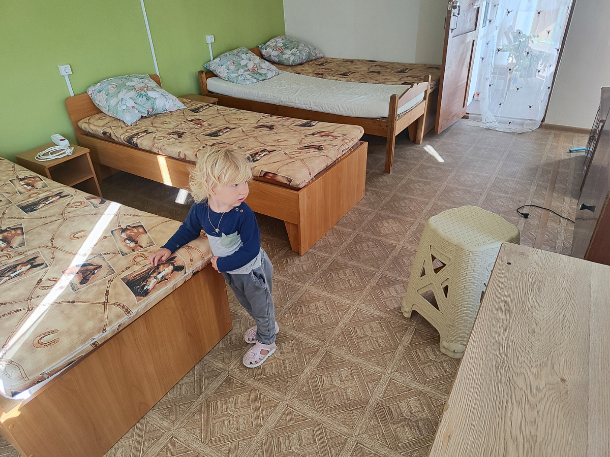 Начинаем уборку, одну из кроватей я убрала. 