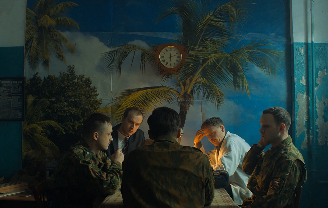 кадр из сериала "Аутсорс"