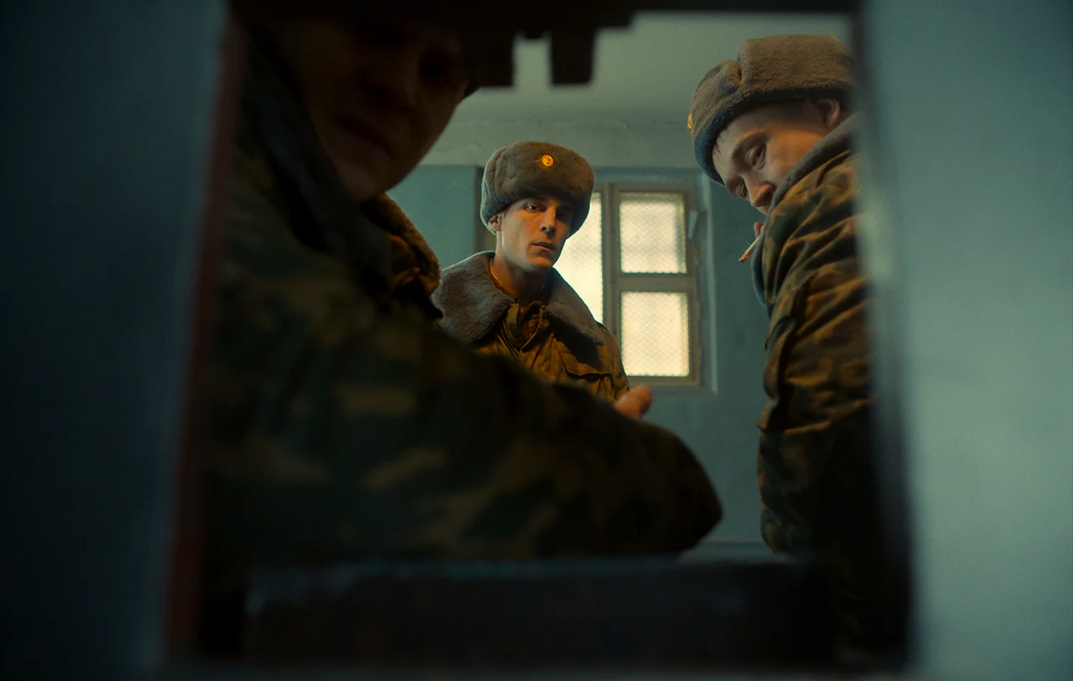 кадр из сериала "Аутсорс"