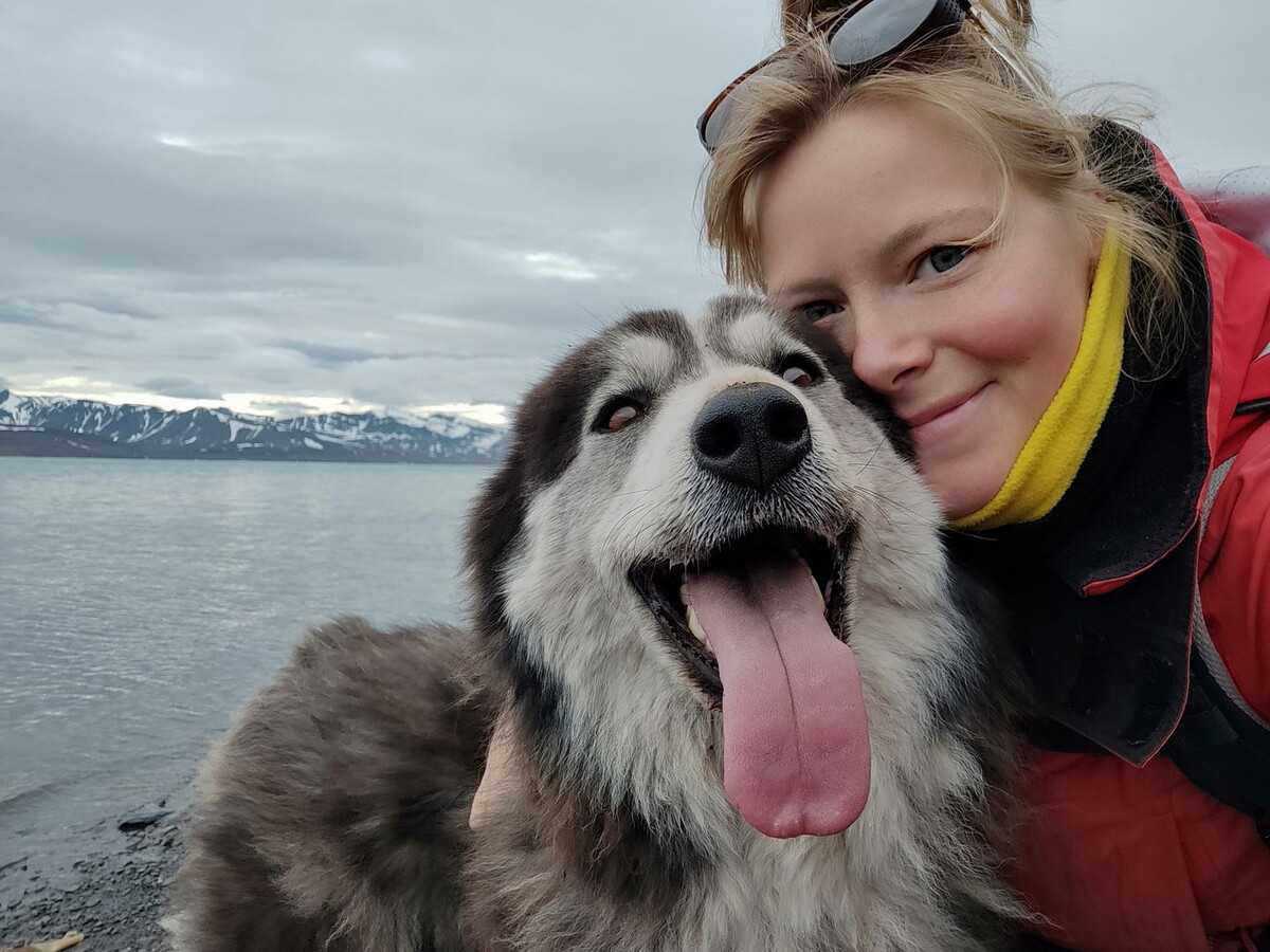 Валентина Комарова с одной из собак питомника