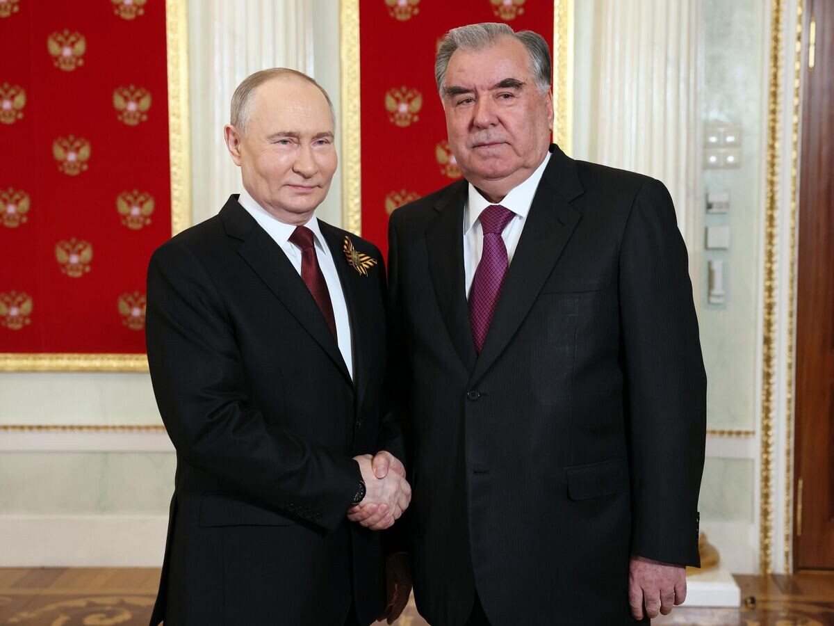    Президент России Владимир Путин и президент Таджикистана Эмомали Рахмон во время встречи в Москве© РИА Новости / POOL