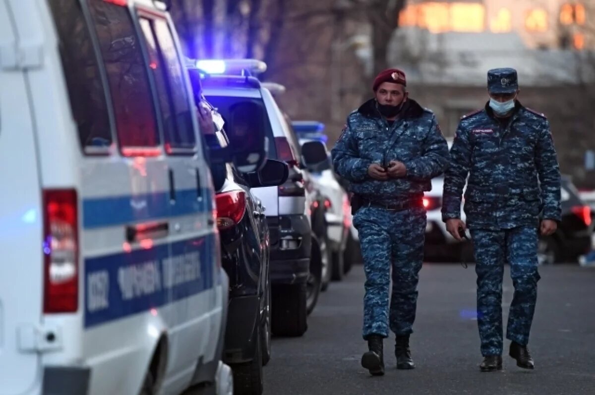   В Армении мужчина застрелил полицейского