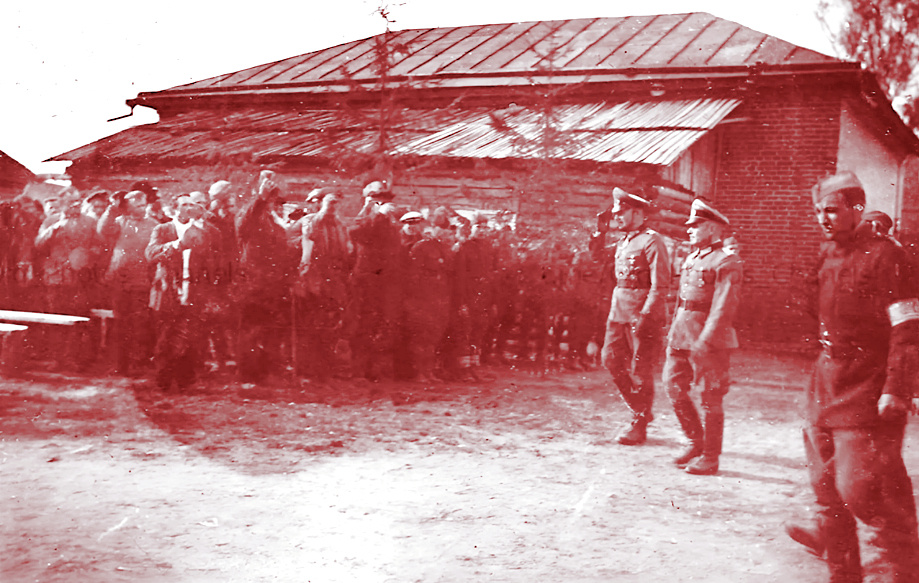 Предатели приветствуют немецких офицеров, 1942 г.