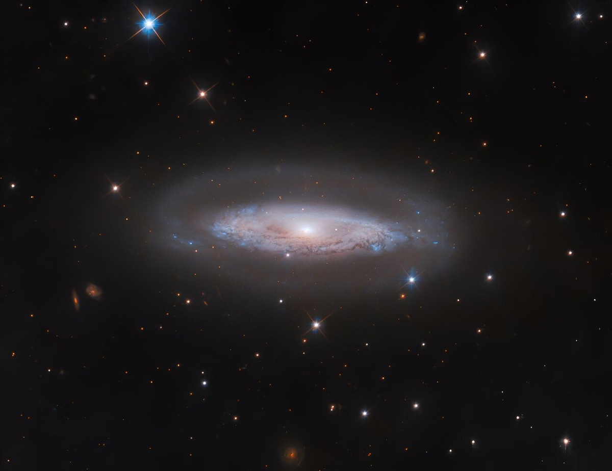 Спиральная галактика IC 4709 на снимке космического телескопа «Хаббл».    
 Источник: ESA/Hubble & NASA, M. Koss, A, Barth  📷
