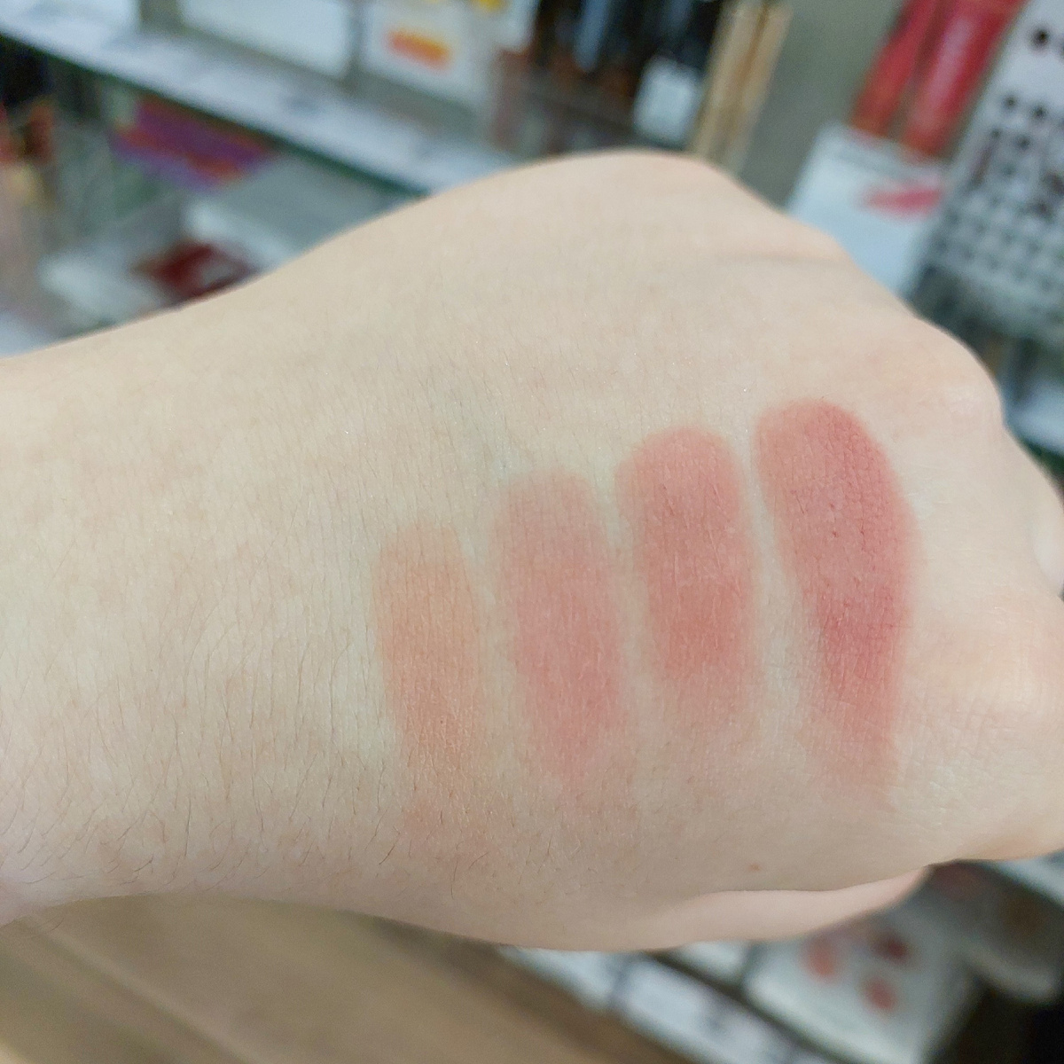 Румяна Macaron от Vivienne Sabo: свотчи (слева направо от 01 до 04)