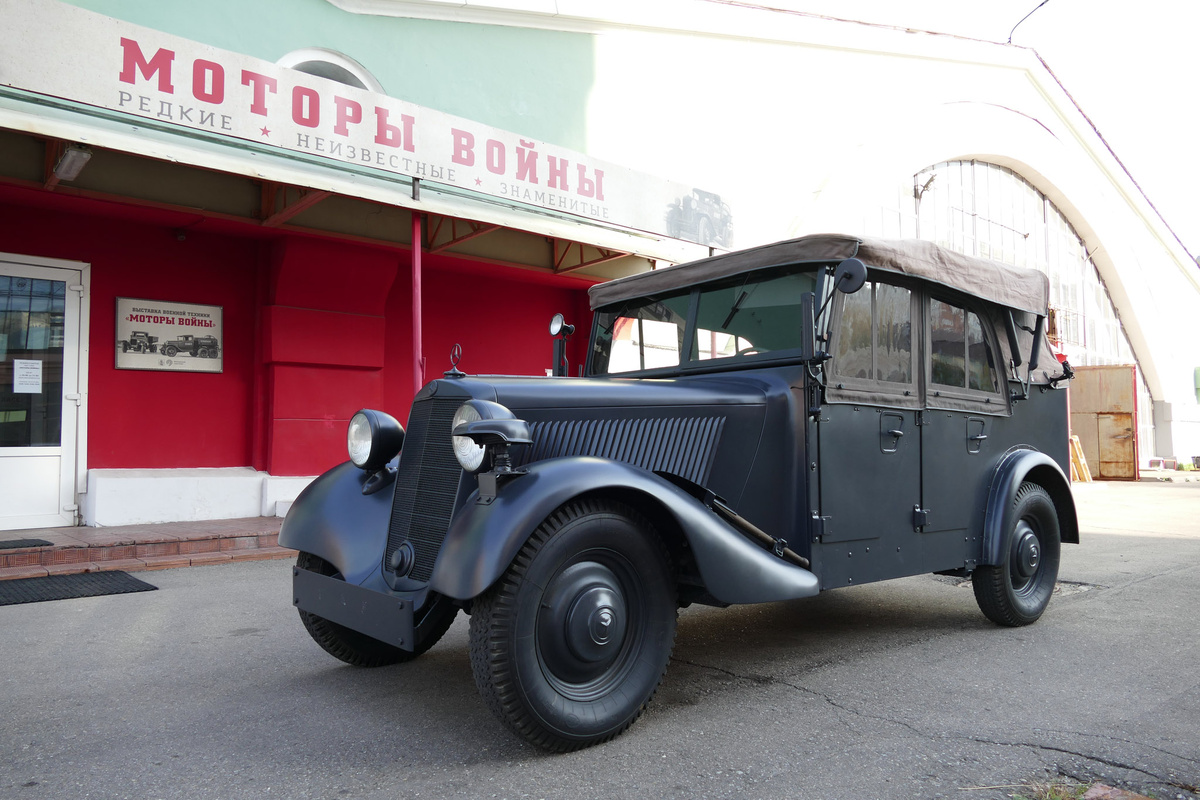 Машина с поднятым верхом.