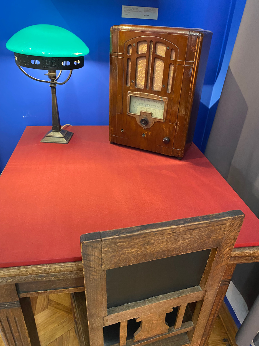 "Каждую ночь в час я садился к столу и писал часов до трех-четырех. Дело шло легко ночью… Для того, чтобы писать по ночам, нужно иметь возможность существовать днем...»