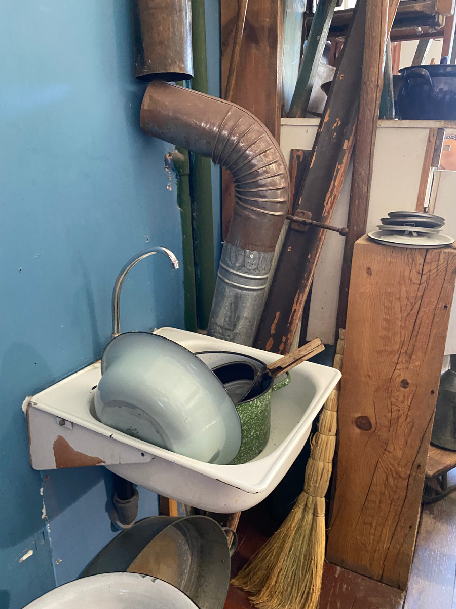 Аутентичная раковина про которую начинающий автор писал так: "С умывальником тоже беда: Днем он сухой, а ночью из него на пол течет вода..."