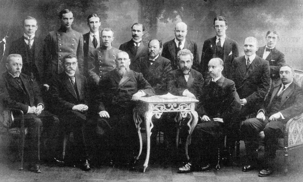 Профессора и студенты факультета восточных языков. Слева направо сидят в 1-м ряду: В.А. Жуковский, П.К. Коковцев, Н.И. Веселовский, Н.Я. Марр, В.В. Бартольд. 1890-е гг.