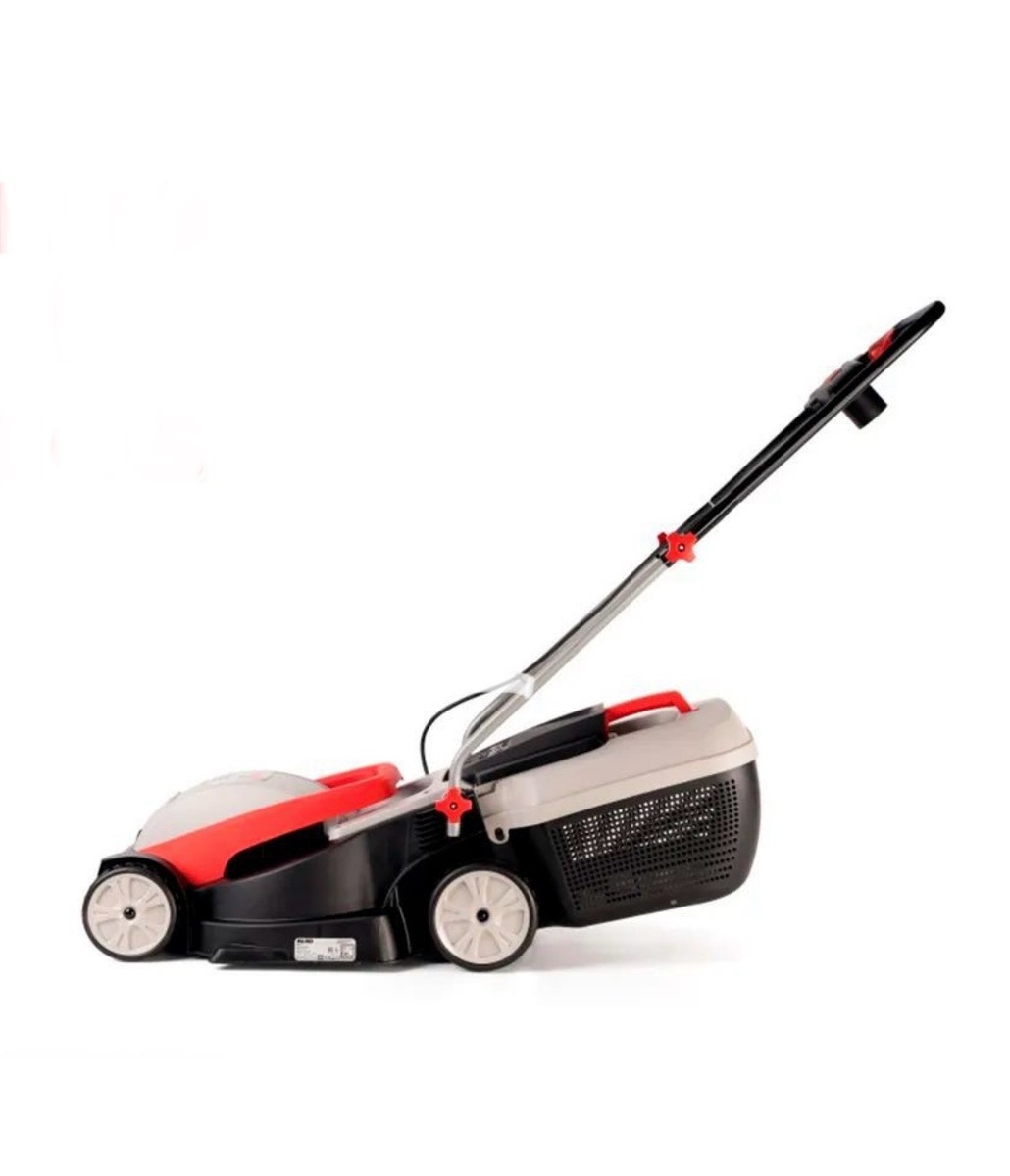 постоянно сбивается высота скашиваемой травы, зато удобный жесткий травосборник