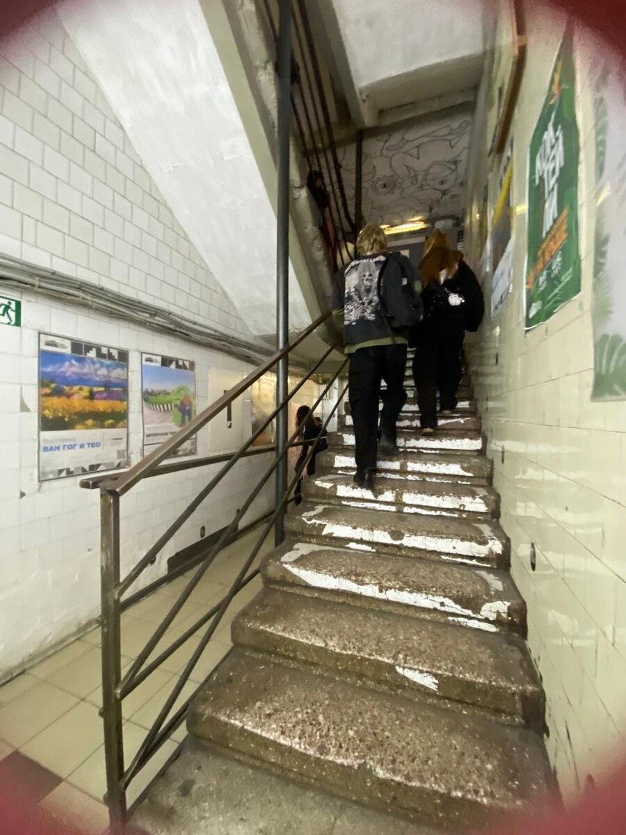 Сегодня лофт пространство «Этажи» — это известная выставочная, фестивальная и ресторанная локация с множеством магазинов и лавок , более 150 арендаторов. Ежедневно в будни «Этажи» посещают до 3000 человек, в выходные примерно в два раза больше. 