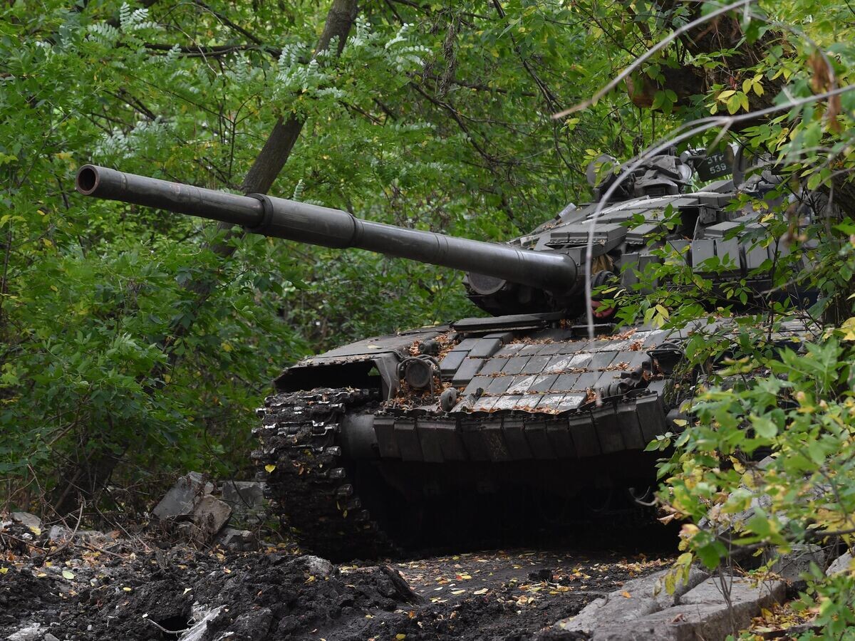    Танк Т-72Б3 на месте расположения механизированных войск армии РФ под Донецком© РИА Новости