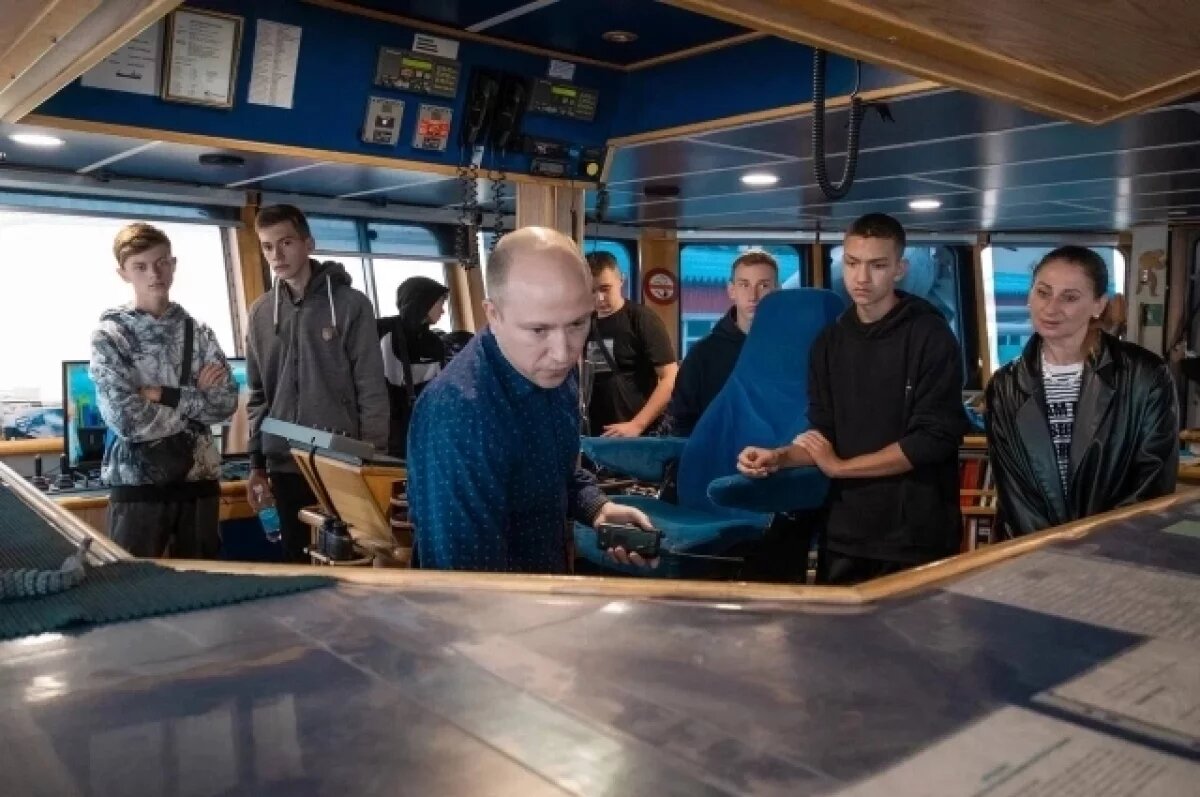    Школьникам из ДНР показали на Камчатке судно «Громобой»