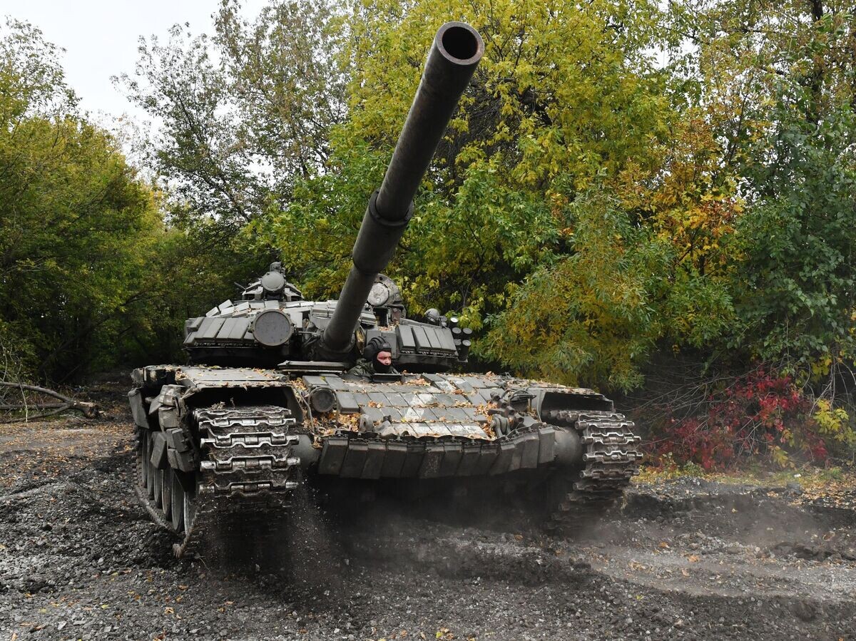    Танк Т-72Б3 на месте расположения механизированных войск армии РФ под Донецком© РИА Новости