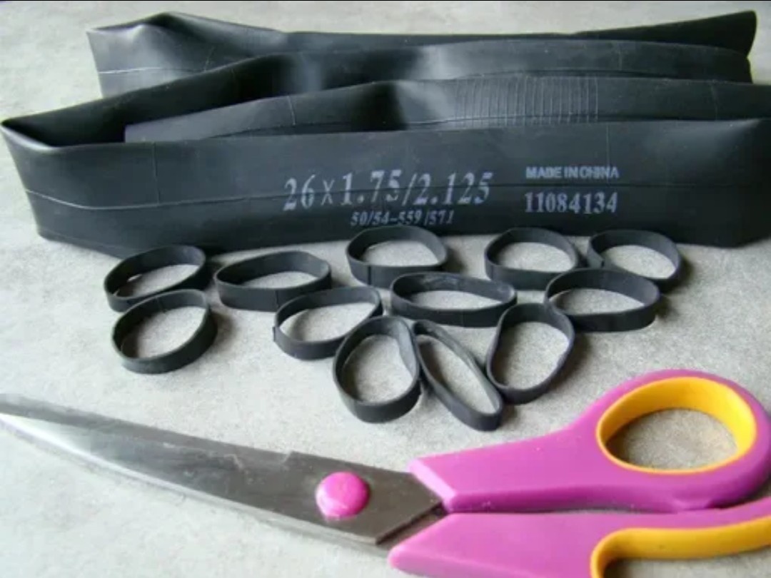 Велосипедная шина, ножницы и резинки для волос, из интернета.