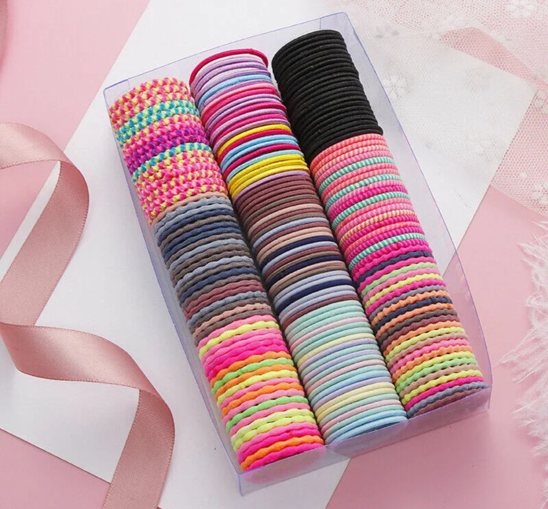 Резинки для волос всех цветов и расцветок, из интернета.