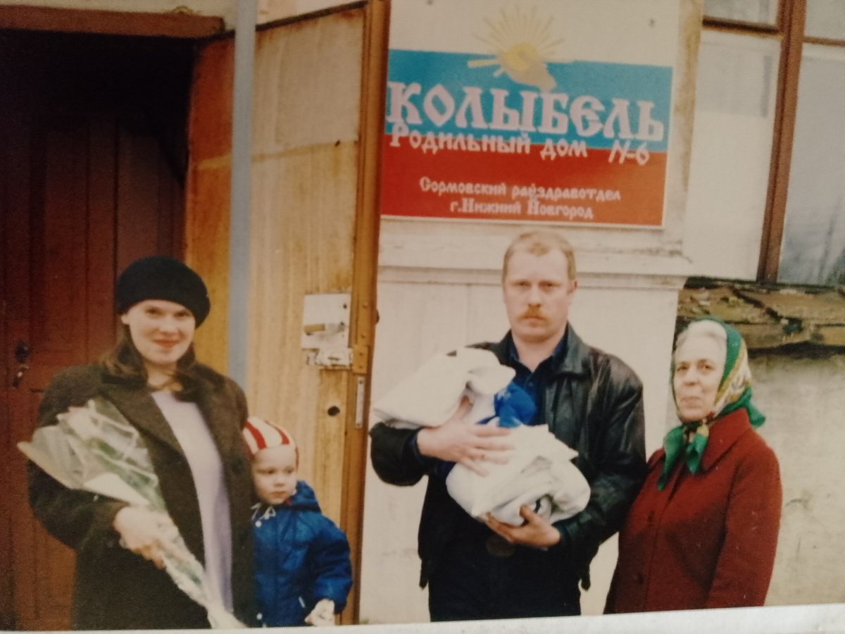 На фото я, Андрюша, папа наш с Колей и моя любимая свекровь. 