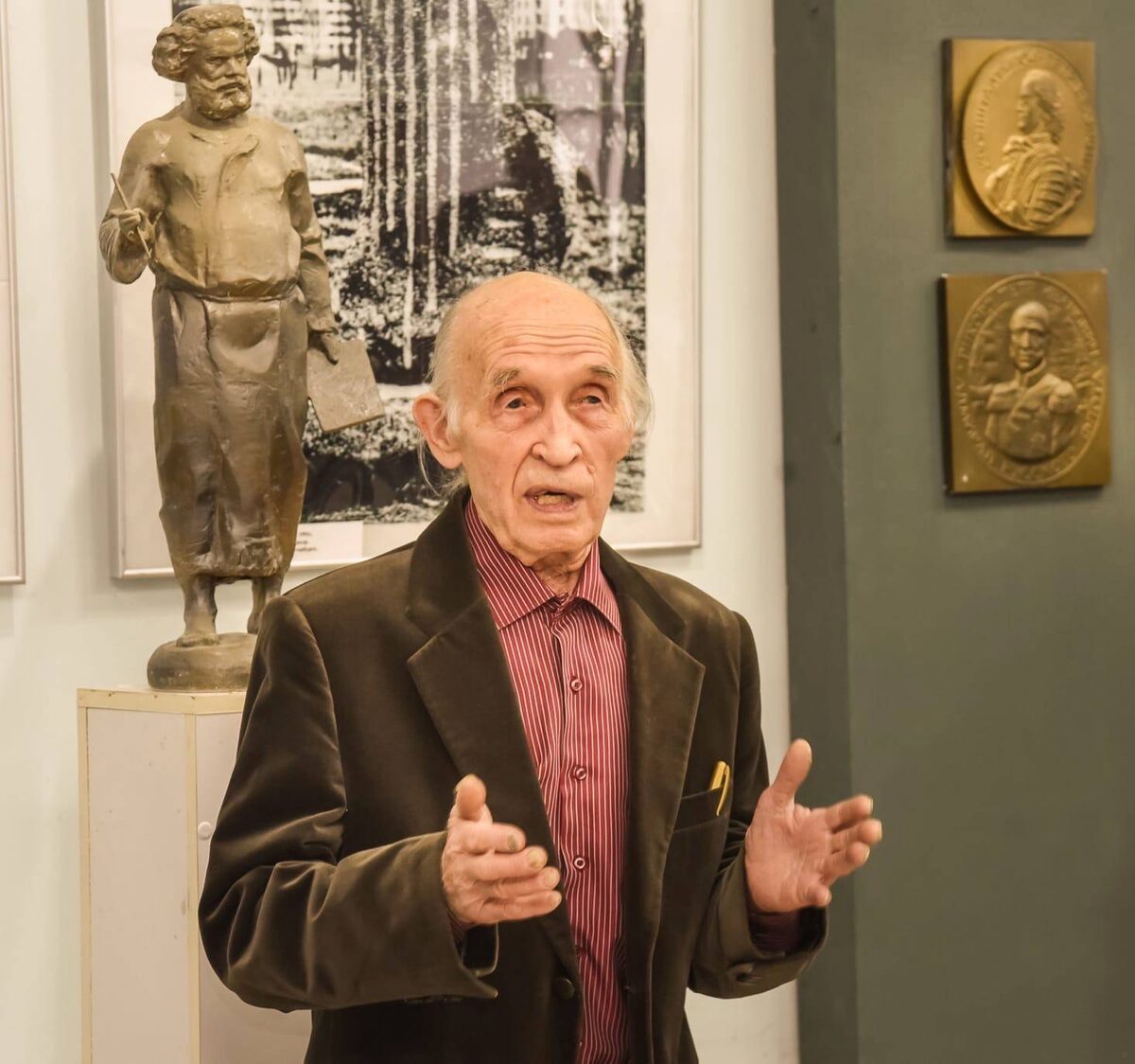    Вениамин Сидоренко на открытии своей персональной выставкиСоцсети