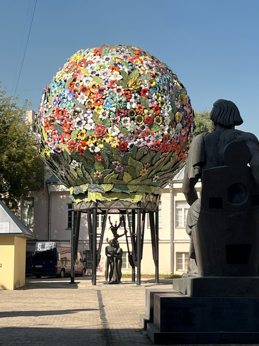 Фото автора. Во дворе есть работы Церетели. Вот такую бы на площади поставить , а не в закрытом дворе. Яркая, нарядная!