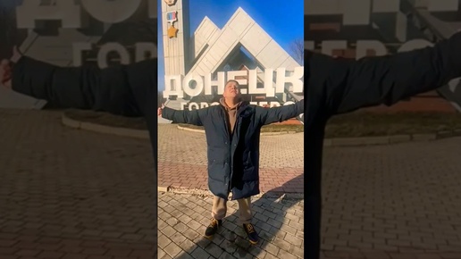 Мир такой, каким мы его видим картинки. Разный взгляд на мир. Приколы про бывших девушек. Он видит их вы видите меня. Мысли о взгляде.