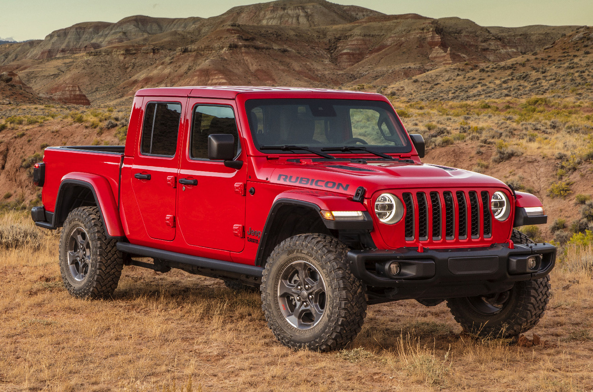    ### Jeep Gladiator Этот грузовичок уникален ретростайлингом в духе Jeep Wrangler и некоторыми конструктивными особенностями. Он задуман настоящим внедорожником, имеет переднюю зависимую подвеску и великолепно подходит для серьезного тюнинга. Прошлой осенью Gladiator обновился и лишился трёхлитровой «шестёрки» EcoDiesel. Теперь единственный вариант — это бензиновый V6 Pentastar объёмом 3,6 литра. Тем не менее, мы включили автомобиль в обзор. Он того достоин.   
Jeep