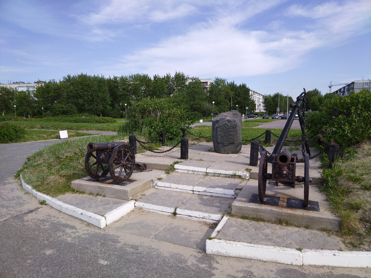 Памятный знак в Северодвинске в честь англичанина Ченслера