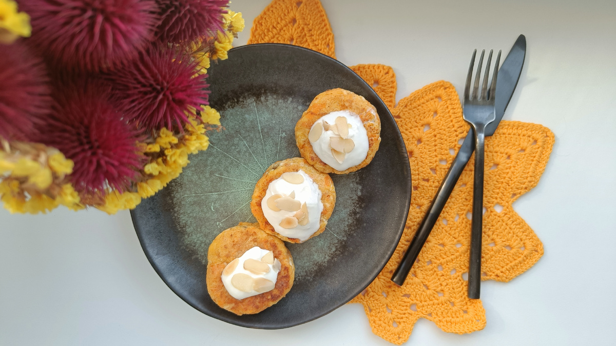 Сверху сметана и миндальные лепестки.