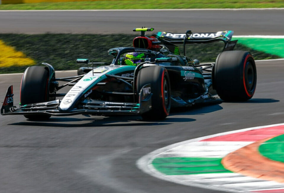    В Mercedes объяснил жалобы Льюиса Хэмилтона на перегрев кокпитаMercedes