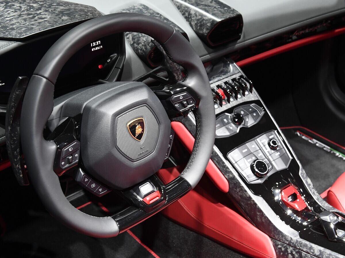    Интерьер автомобиля Lamborghini Huracan на Женевском международном автосалоне© AFP / Alain Grosclaude