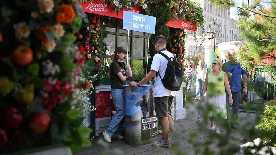 Фонтанный комплекс на манежной площади фонтаны москвы. Манежная площадь август 2024. Манежная площадь москва август 2022. Манежная площадь 1996. Арсенал в москве на красной площади.