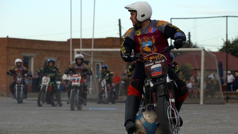    Капитан и играющий тренер ипатовского клуба Сергей Крошка Фото: МК «Колос»