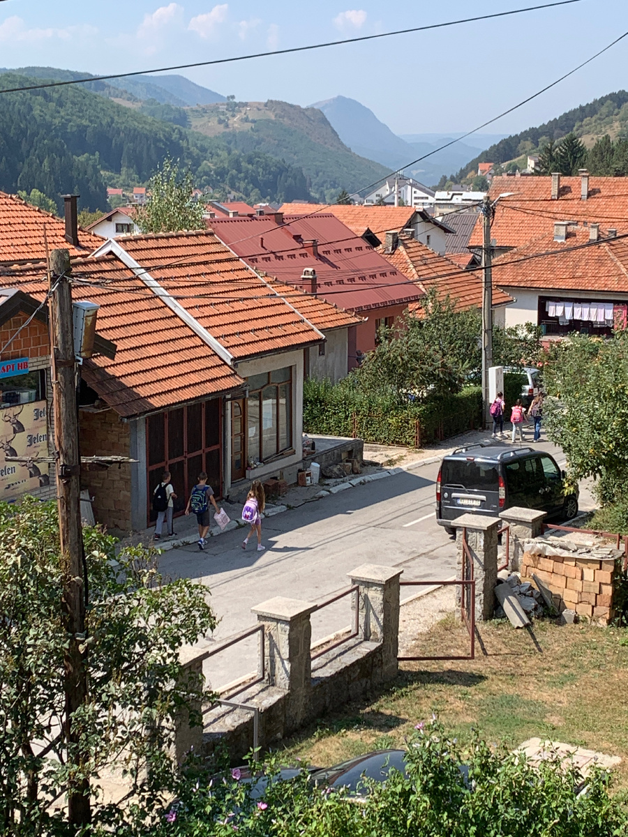 Соседские детки идут в школу по нашей улице - Нова Варош, Сербия. Личное фото автора