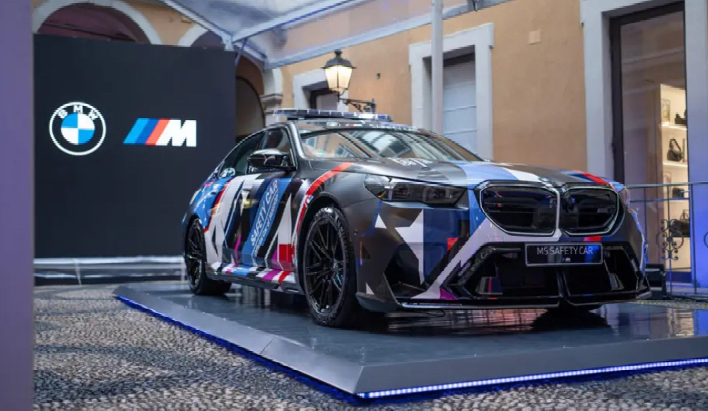 Новый сейфти-кар получил ливрею в стиле спортпрототипов BMW M Hybrid V8, участвующих в гонках FIA WEC и IMSA. Среди отличий от серийной версии - люстра, передний сплиттер, кресла Recaro с шеститочечными ремнями безопасности, огнетушитель и насос для откачки топлива при транспортировке.

