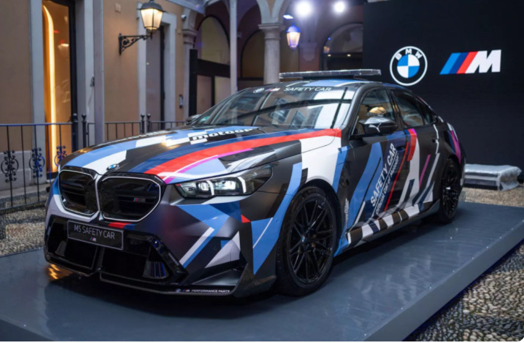 Силовая установка автомобиля включает битурбодвигатель V8 4,4, электромотор и тяговую батарею емкостью 22,1 киловатт-часа. Комбинированная отдача составляет 727 лошадиных сил и 1000 Нм крутящего момента. Восьмидиапазонный автомат и полный привод M xDrive с активным задним дифференциалом также входят в комплектацию.