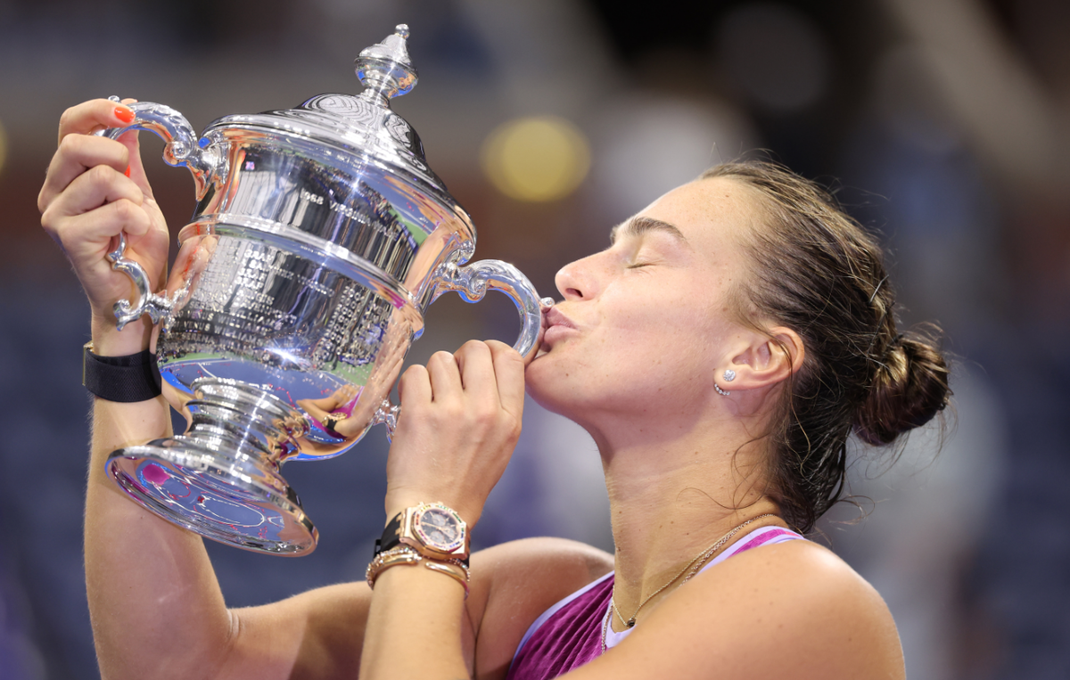 Арина Соболенко с призом за победу в US Open. Фото: globallookpress