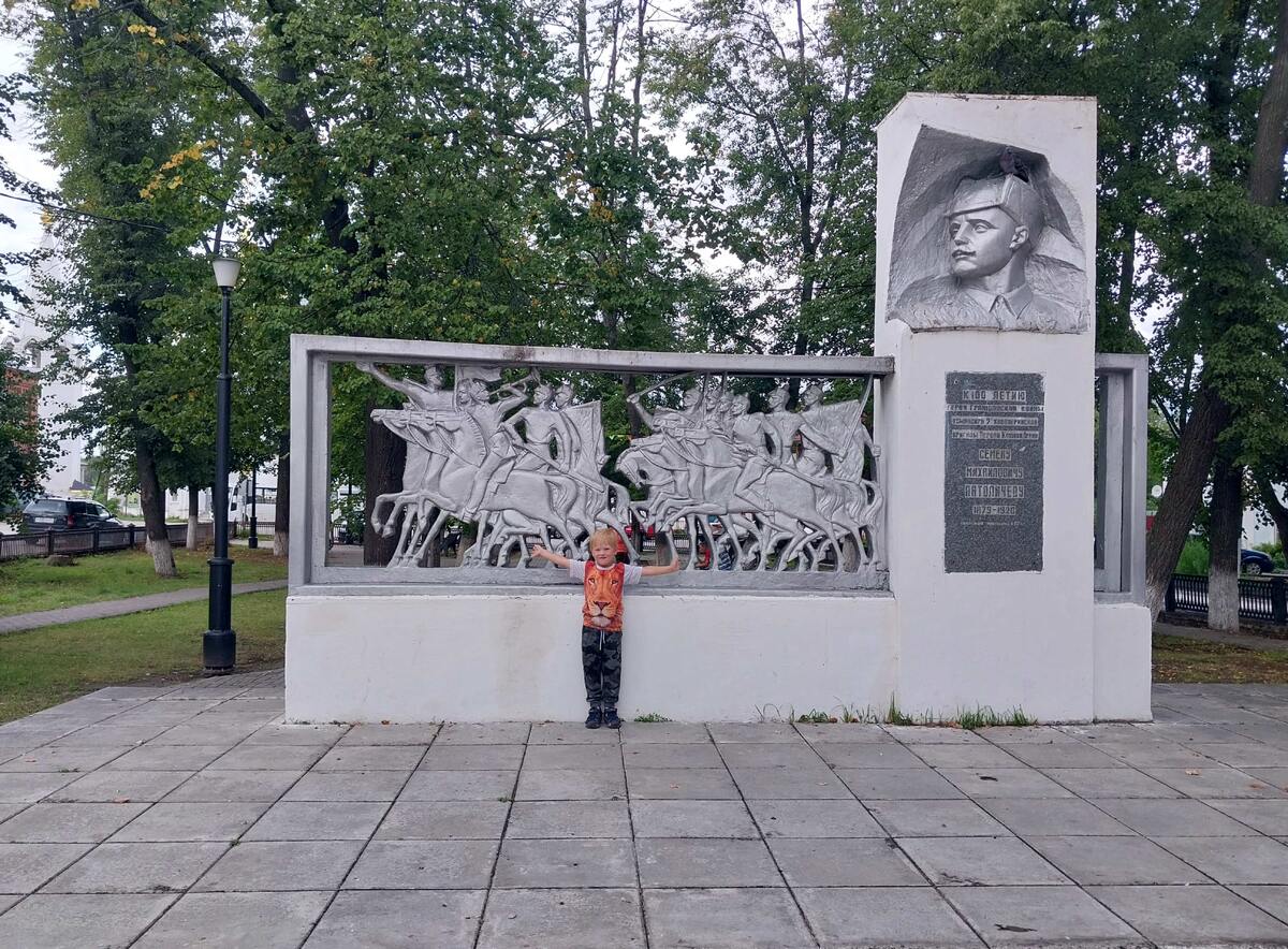 Памятник комбригу Гражданской войны Патоличеву. 