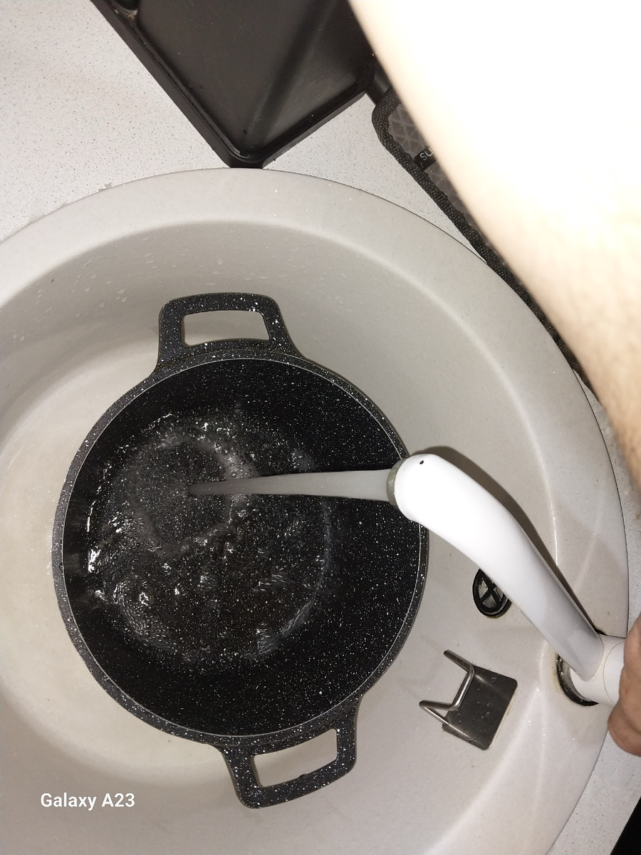 Наливаем воду.