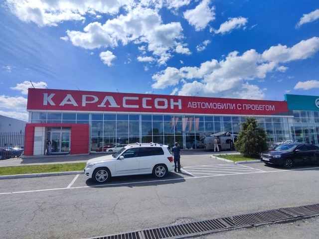 Выклейка букв автомобилей с пробегом на фасаде здания