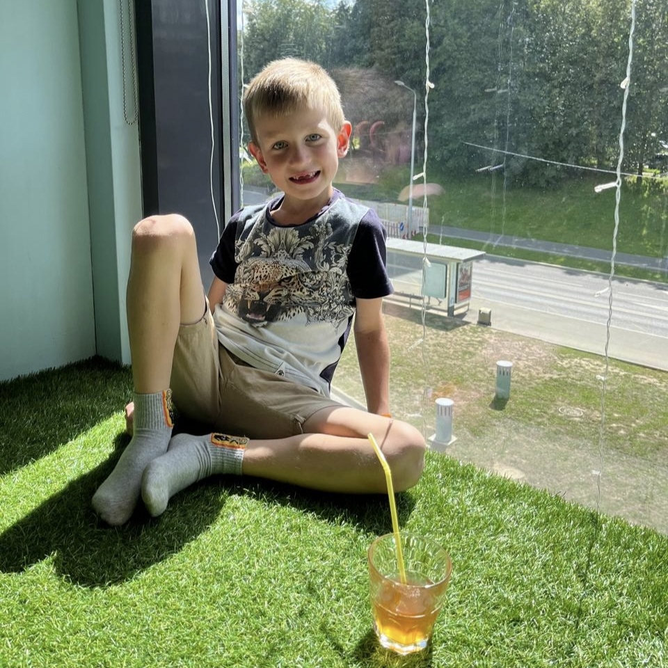 Отсутствующие зубы придают особый шарм в таком возрасте)) 