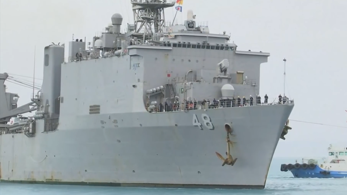 Военный корабль USS Ashlan во время спасательной операции