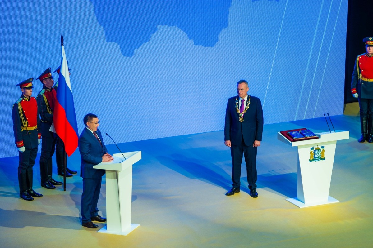    Владимир Якушев поздравил Руслана Кухарука со вступлением в должность губернатора