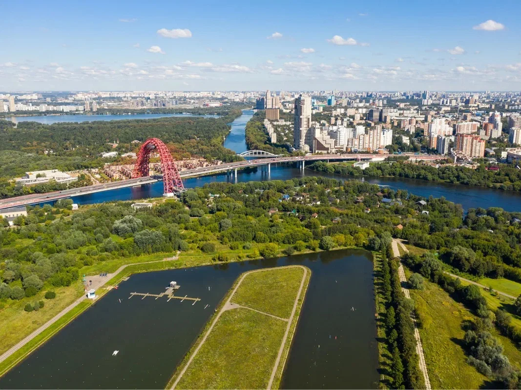 Вид на Серебряный бор и Живописный мост 