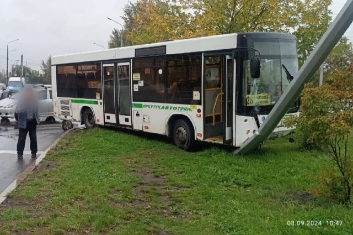    Автобус с пассажирами снёс фонарный столб в Иркутске