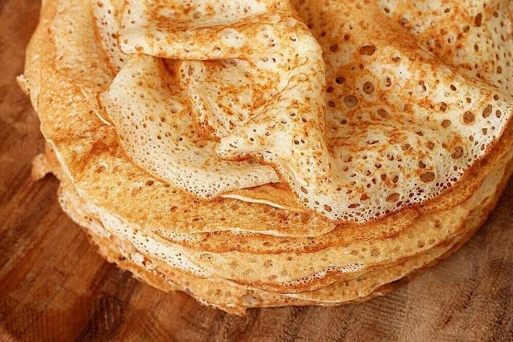 🥞 Тонкие заварные блинчики на кефире 
 
📋 Ингредиенты: 
• кефир – 1 ст.
• мука – 160 г.
• яйцо – 1 шт. 
• сода – 1/3 ч. л.
• растительное масло – 1 ст. л.
• крутой кипяток – 1/2 ст.
• сахар – 1 ч. л.
• соль – 1/3 ч. л. 
 
📋 Приготовление: 
1. Кефир, яйца, соль, сахар и муку немного взбить. В кипяток добавить соду, быстро размешать и вылить в тесто. Перемешать и дать постоять немного (минут 5). 
2. В это время разогреть сковороду, смазать ее небольшим кусочком сливочного масла. 
3. В тесто добавить растительное масло, перемешать и выпекать блины на большом огне.