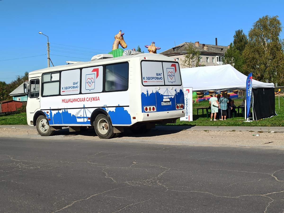 Утром на прогулке увидела автобус мобильной мед службы. Подошла и узнала от сгрудившихся там  пенсионеров ,,что дают"😁 Мне ответили: ,,Для Здоровья". Уточнила.Оказывается,прививки от гриппа😏 Ну-ну...иду дальше.