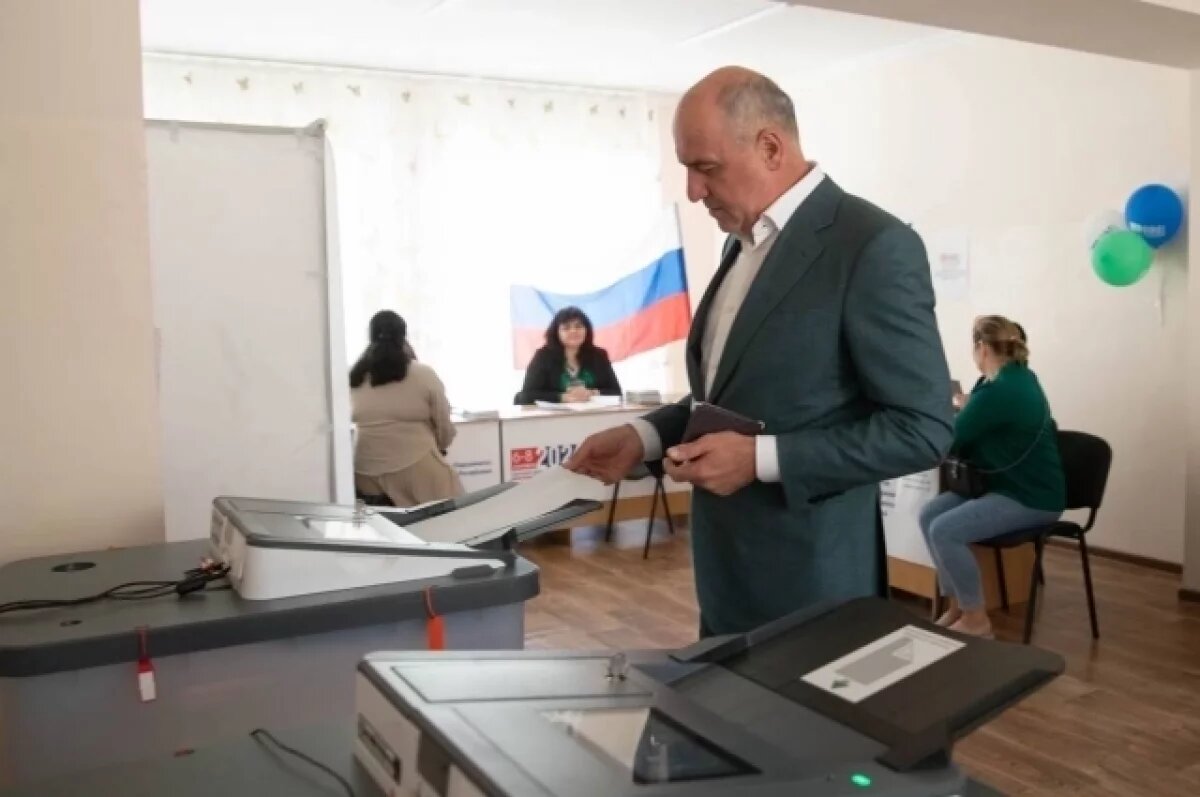    Глава КЧР Рашид Темрезов проголосовал на выборах в Парламент республики