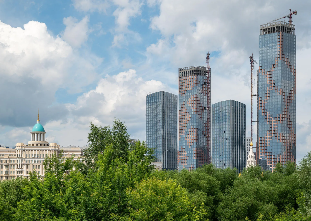 Будущим арендаторам понравится, что корпуса буквально утопают в зелени 