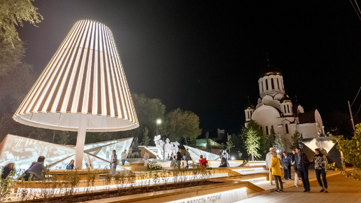 Вечерняя атмосфера в новом Литературном сквере на улице Фрунзе.