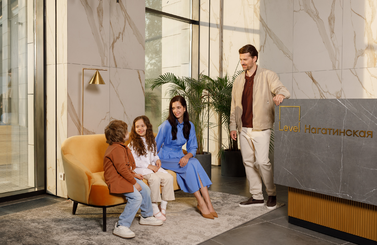 В лобби установлены большие окна в пол, как в элитных гостиничных комплексах, поэтому на первых этажах всегда много естественного света