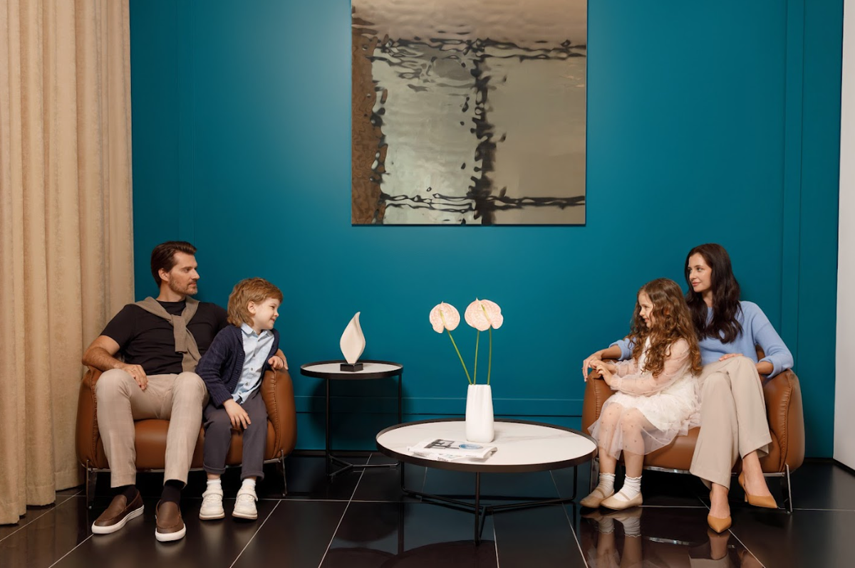 В лобби вы сможете с комфортом подождать такси всей семьей